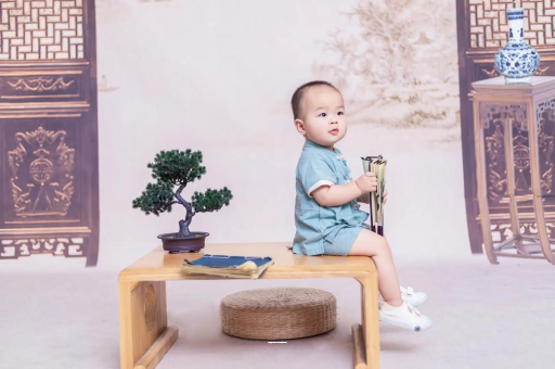 赣州宝宝边吃奶边挣扎烦躁